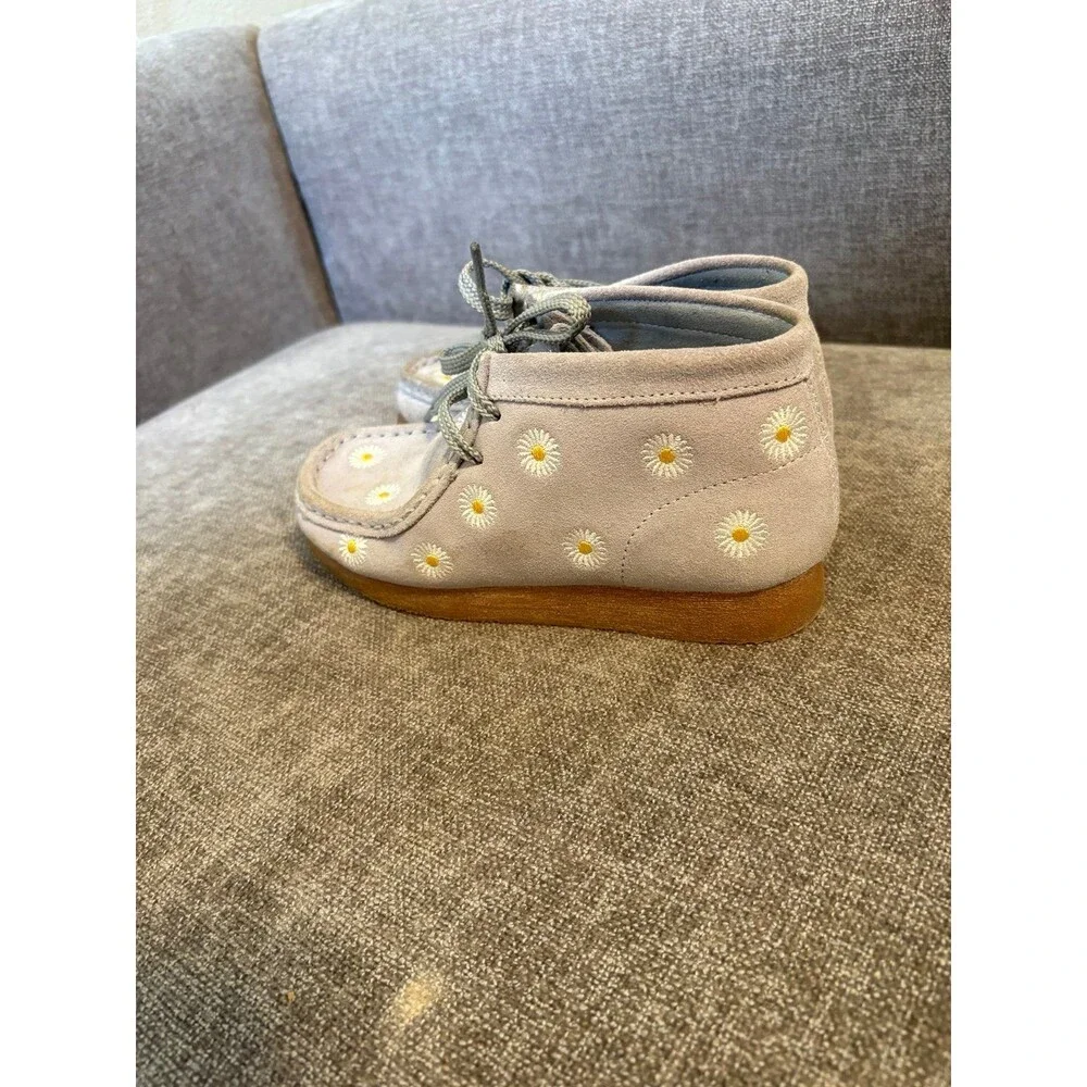 Clarks Wallabee Shoes Girls 13 in Cloud Grey Suede and daisies throughout